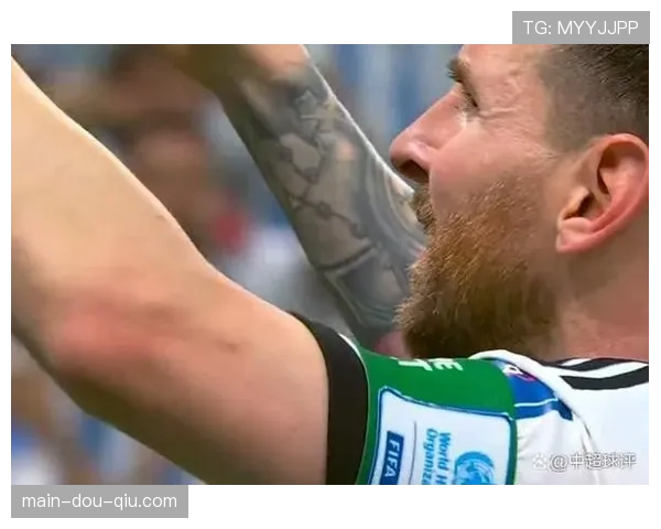 米兰后卫特奥利用任意球直接得分,打入一记精彩世界波 米兰后卫特奥利用任意球直接得分,打入一记精彩世界波