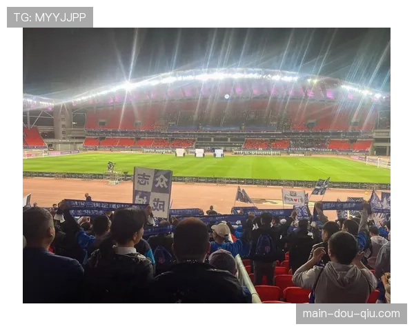 实时:梅州客家利用反击先下一城,1-0领先武汉三镇。 实时:梅州客家利用反击先下一城,1-0领先武汉三镇。